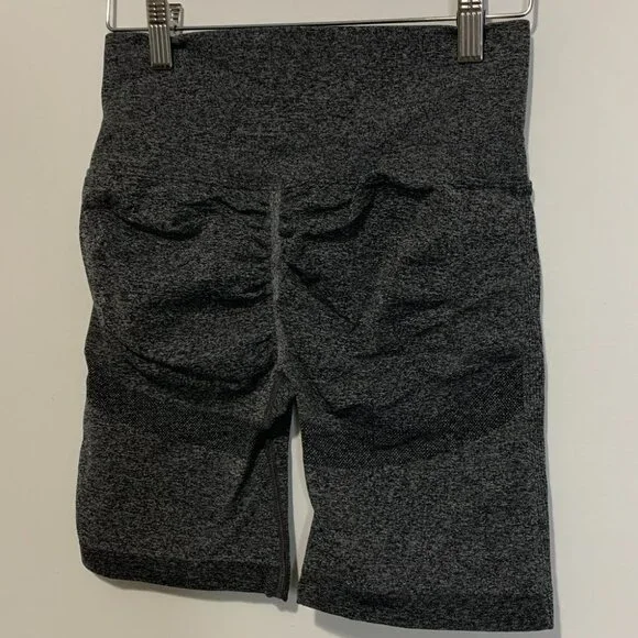 SEAMLESS HIGH STRETCH RUCHED SPORTS BRA SCRUNCH BUTT BIKER SHORTS | PLAIN GREY - Picture 4 of 7